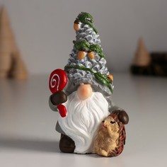 Новогодний сувенир Гном в шапке с шишками, с ёжиком и леденцом 5,5х4,5х10,5см 10326163 No Brand