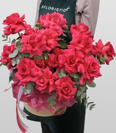 Композиция из Роз Studio Floristic Малиновая Ночь в коробке, розовый