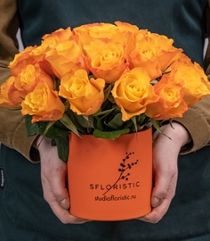 Букет цветов Studio Floristic роза 32 см x 28 см оранжевый Сладкая хурма в шляпной коробке