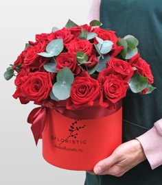 Композиция Studio Floristic 4187 из 21 розы с эвкалиптом Диона в коробке, красный