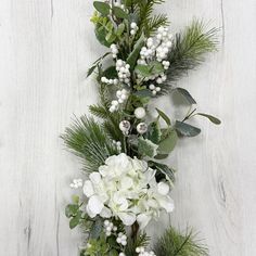 Искусственная гирлянда еловая Christmas DeLuxe с белыми ягодами 130 см