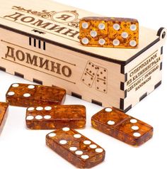 Домино в деревянной коробке с янтарными искрящимися фишками No Brand