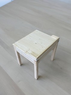 Парта детская с ящиком из массива хвои (61х60х51 см) No Brand