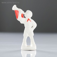 Статуэтка фарфоровая "Пионер", авторская роспись, 12х4х4 см No Brand