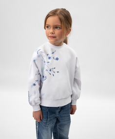 Свитшот для девочки с асимметричным цветочным принтом и декором из пайеток белый Gulliver