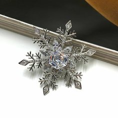 Брошь, кристаллы Swarovski, серебро Нет бренда