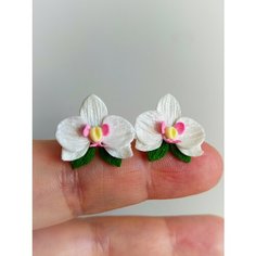 Серьги пусеты Tiny Petal, полимерная глина, размер 20 мм, белый