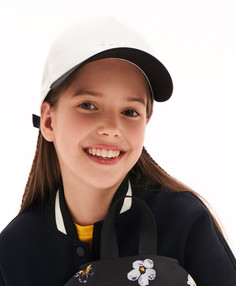 Бейсболка с черным козырьком белая для девочек Gulliver