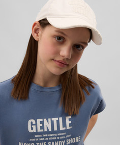 Бейсболка для девочки с нашивками белая Gulliver