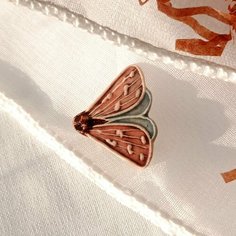 Брошь Fantasy, 1 шт., коричневый, белый, голубой, красный