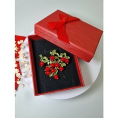 Брошь, искусственный камень, зеленый/красный Нет бренда