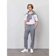 Брюки спортивные JUST CLOTHES Серый. Декор махровая нашивка логотипа. Пояс резинка, шнурок. Карманы спереди 2 б/заст, сзади нет. П, размер M, серый/красный