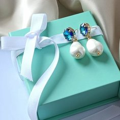 Серьги пусеты, с подвесками, кристаллы Swarovski, жемчуг имитация, размер 40 мм, синий/белый/золотой Нет бренда