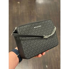 Сумка кросс-боди MICHAEL KORS Сумка женская прямоугольная кожанная черная с логотипом серебрянной фурнитурой без цепочки Michael Kors Outlet Jet Set Item Logo Crossbody Bag 35F8STTC3B, фактура рельефная, зернистая, матовая, перфорированная, черный