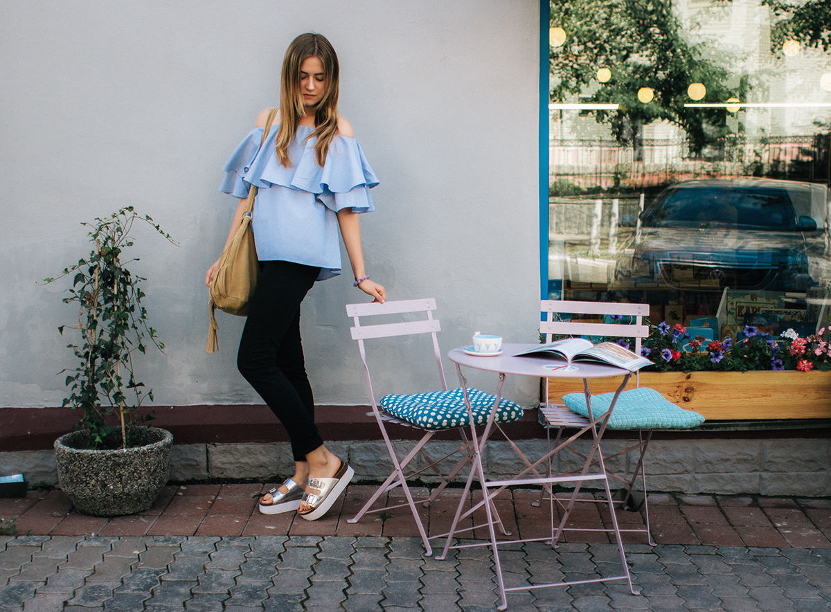 Sky on the shoulders / Blue Blouse 