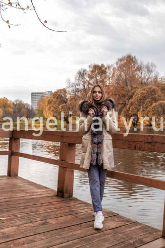 Бежевая парка с натуральным мехом чернобурки